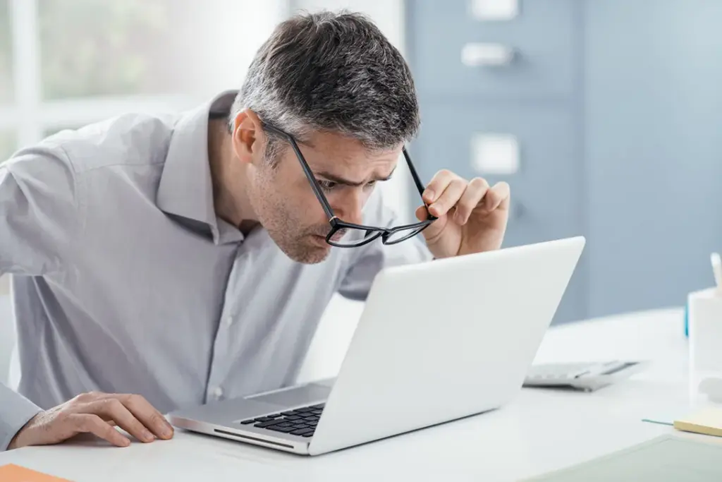 مراقبت از چشم هنگام کار با کامپیوتر: راهکارهای علمی و کاربردی برای سلامت چشم در محیط کار