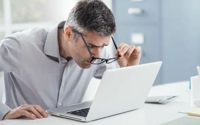 مراقبت از چشم هنگام کار با کامپیوتر: راهکارهای علمی و کاربردی برای سلامت چشم در محیط کار