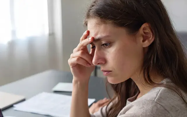 علت سردرد بالای سر و چشم چیست؟ چرا درد سر بالای چشم ایجاد می‌شود؟ + راهکارهای سریع برای کاهش درد