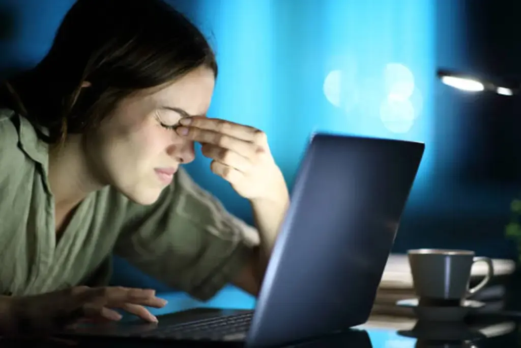 تاثیر نور کم بر چشم؛ واقعیت یا باور اشتباه؟